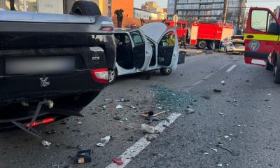 ACCIDENT în Cluj-Napoca / 3 maşini implicate: O  maşină de poliţie, alta cu roţile în sus şi a treia, proiectată în stâlp