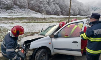 ACCIDENT în judeţul Cluj: Au ajuns cu maşina în şanţ. Victimă transportată la spital