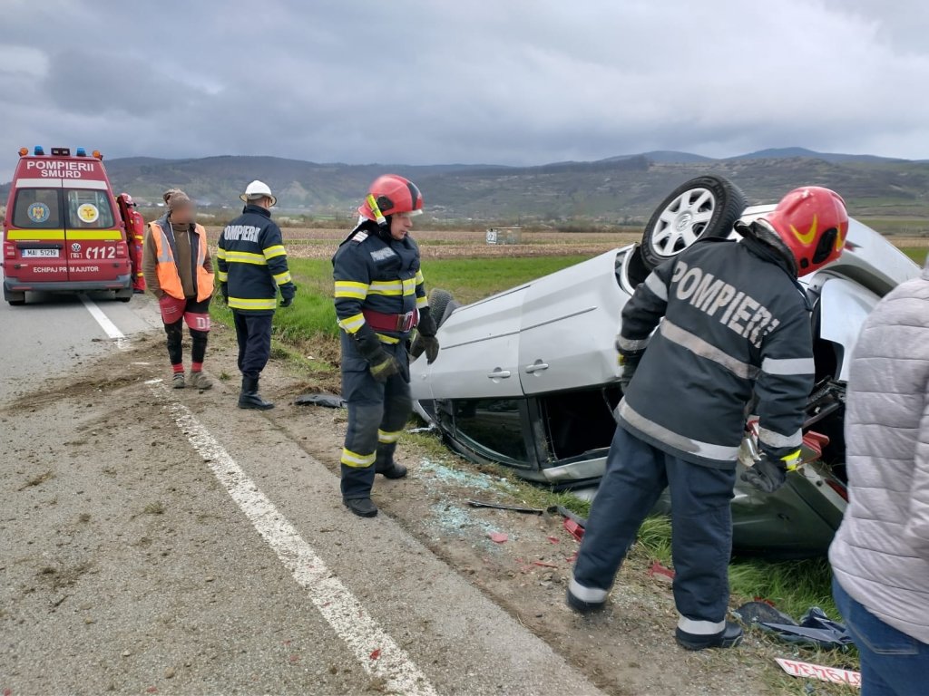 Accident în județul Cluj. O mașină s-a dat peste cap