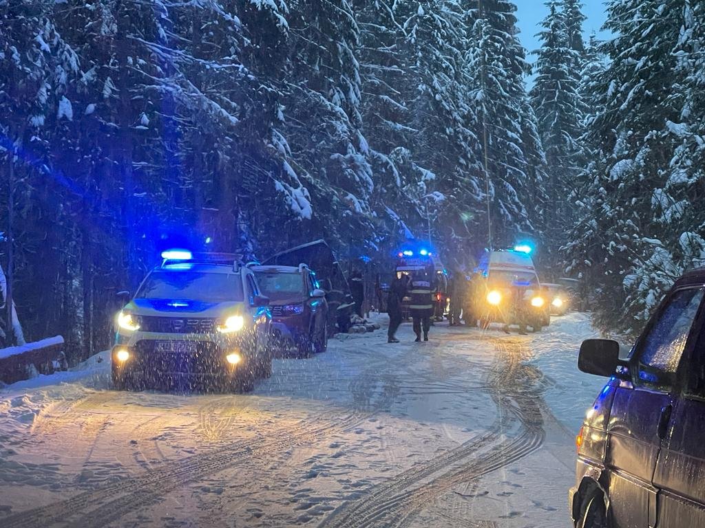Accident într-o comună din Cluj. O mașină a căzut între copaci și trei bărbați au ajuns la spital