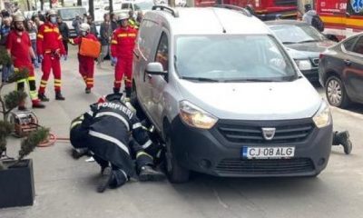 (Foto) Bătrână prinsă sub mașină pe trotuar în Cluj Napoca. Pompierii au ridicat mașina pentru a o scoate