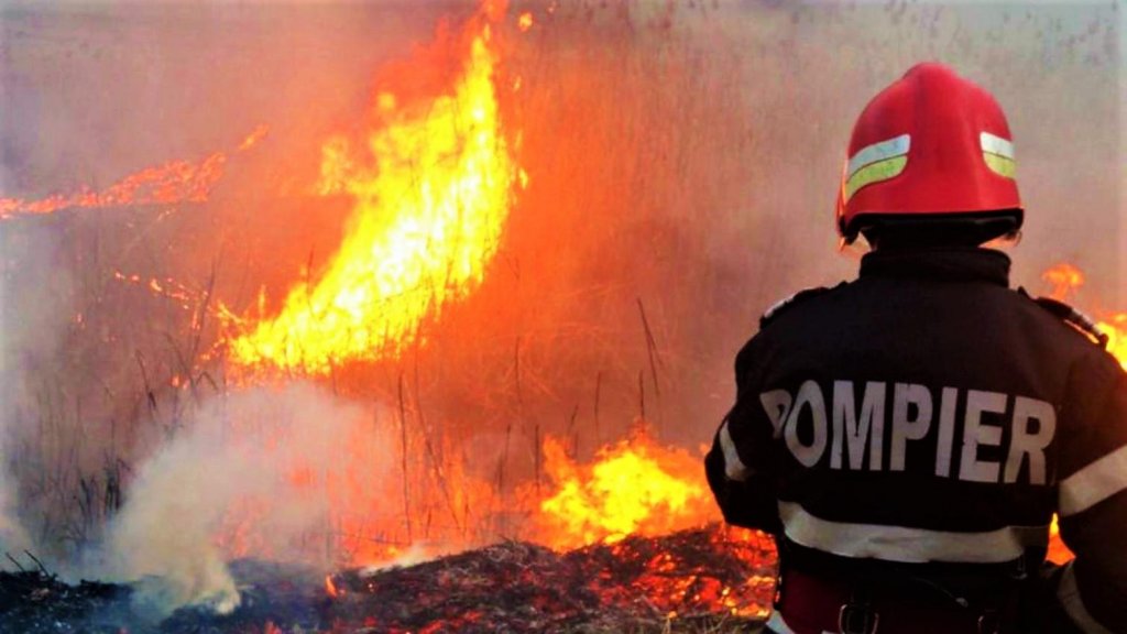 Incendiu la o casă din Câmpia Turzii. Flăcările au cuprins o parte din pod și horn