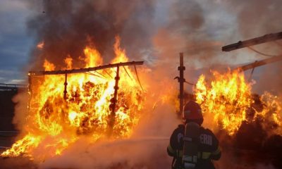 Incendiu puternic pe autostrada A10 Sebeș-Turda. Un camion cu textile a ars