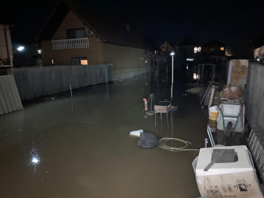 O stradă din Florești a fost inundată. Zeci de gospodării afectate