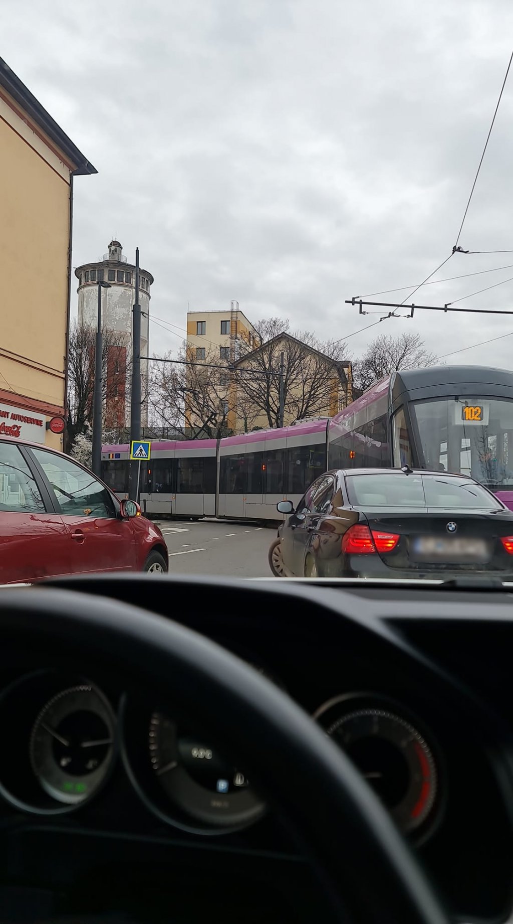 Străzile închise la Cluj-Napoca au blocat traficul în centru şi au întins nervii celor captivi în maşini, tramvaie şi autobuze