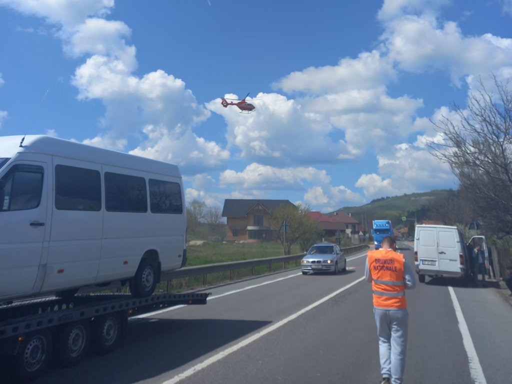 Un biciclist a MURIT după ce a fost lovit de o autoutilitară pe drumul Cluj-Oradea. A intervenit elicopterul SMURD