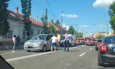 ACCIDENT cu trei mașini în Cluj-Napoca! Doi bărbați, blocați în mașină / Alte două persoane, consultate de medici