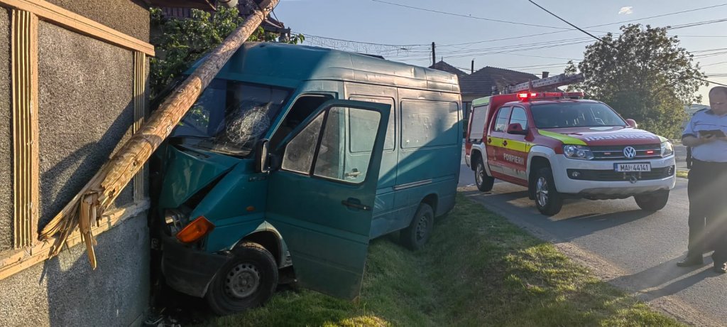 ACCIDENT în Cluj cu șofer băut: Viraj ratat și oprire în gard, cu stâlp de curent secerat