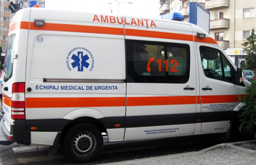 Accident cu două mașini în Cluj. Tânără de 22 de ani, transportată la spital