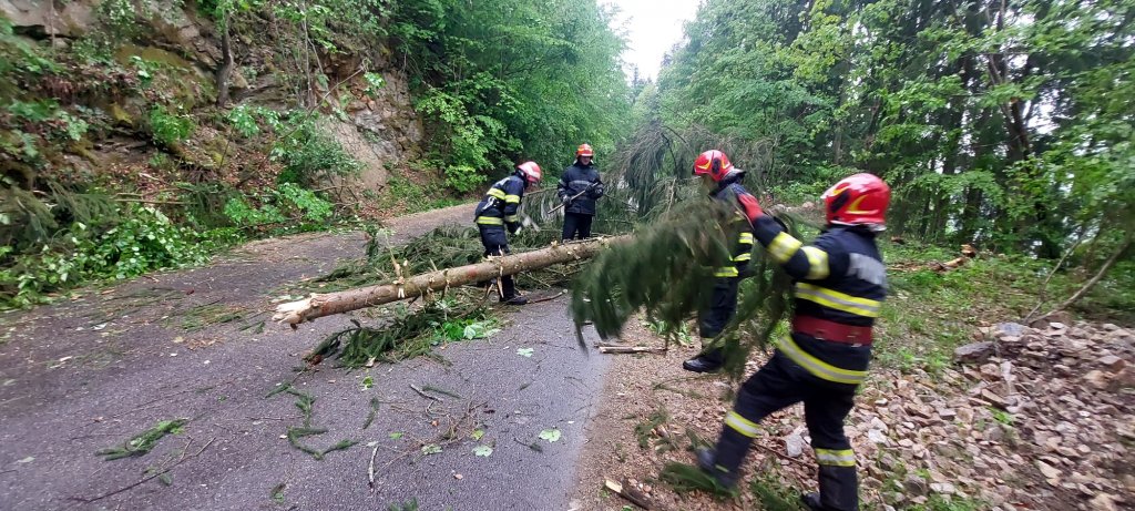 Furtună la Cluj! Traficul este blocat pe drumul din apropierea lacului Tarnița