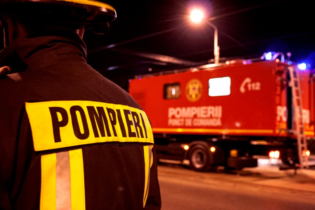 INCENDIU la subsolul unei case din Cluj. 2 persoane evacuate de pompieri
