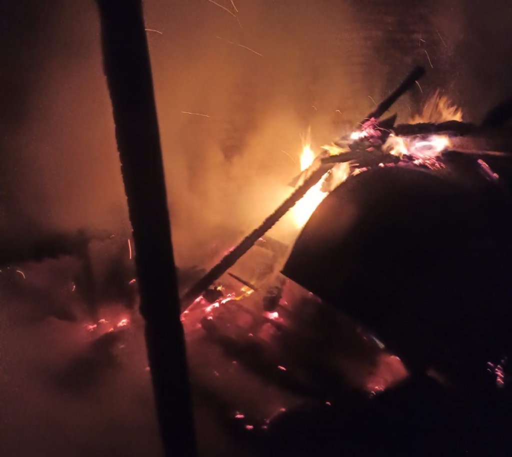 Incendiu în Cluj-Napoca. O anexă dintr-o gospodărie și acoperișul unei case, cuprinse de flăcări