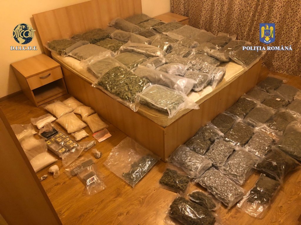 Lovitură dură încasată de traficanții din Transilvania. Zeci de kilograme de droguri confiscate în urma perchezițiilor de la Cluj