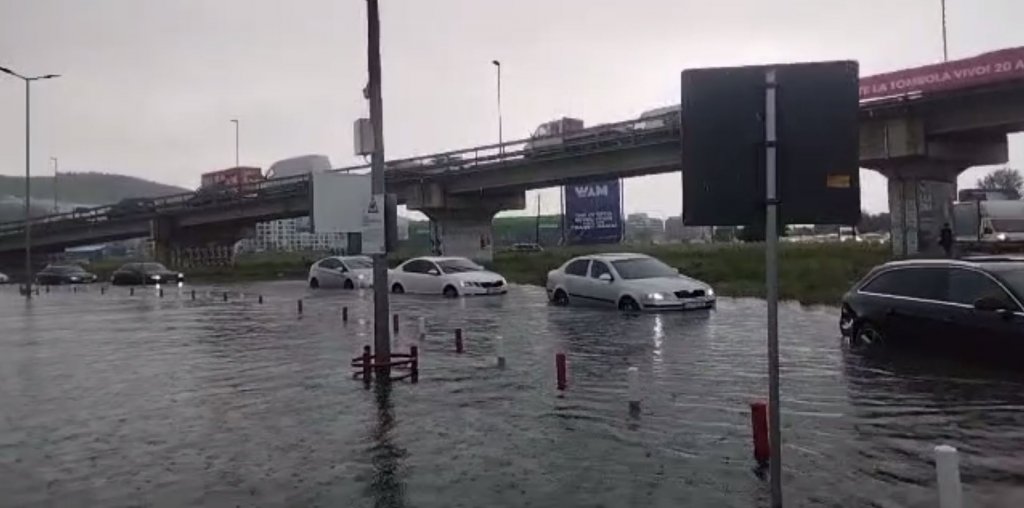 Mai multe mașini blocate în apă, la Vivo. Au fost evacuate 10 persoane