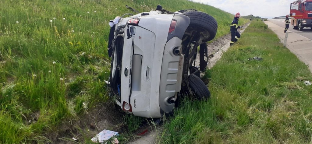 Mașină răsturnată pe Autostrada Transilvania, spre Turda. Doi adulți și un minor de 5 ani, răniți