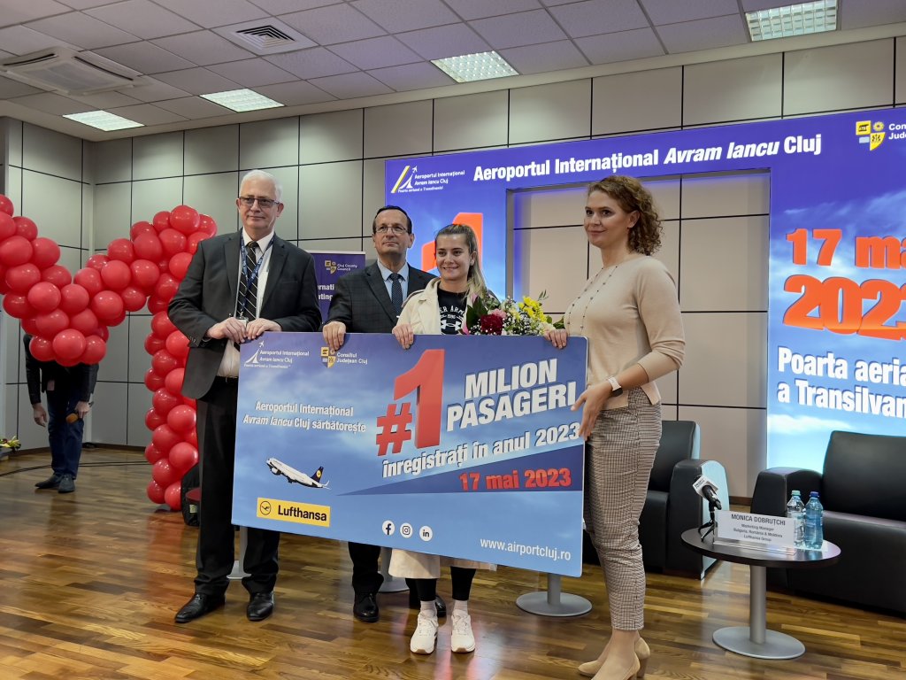 O tânără „team leader” e pasagera cu nr. 1 milion pe Aeroportul Cluj în 2023 / Ce premiu a primit și când va fi depășită borna de 2 mil. pasageri