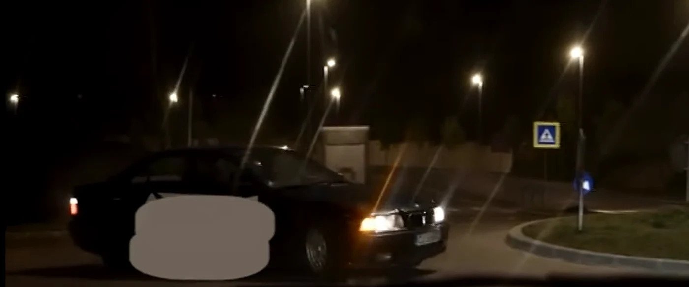(Video) Curier prins de poliție în timp ce făcea drifturi într-un sens giratoriu din Cluj Napoca: „Din motive de "conducere agresivă", comanda dumneavoastră va întârzia 30 de zile”