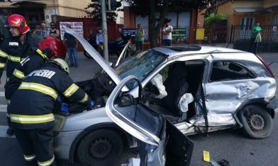 ACCIDENT în Cluj-Napoca cu două mașini. Tânăr de 19 ani, transportat la spital în stare GRAVĂ