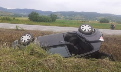 ACCIDENT în judeţul Cluj. Maşină cu roţile în sus, în şanţ şi victimă încarcerată