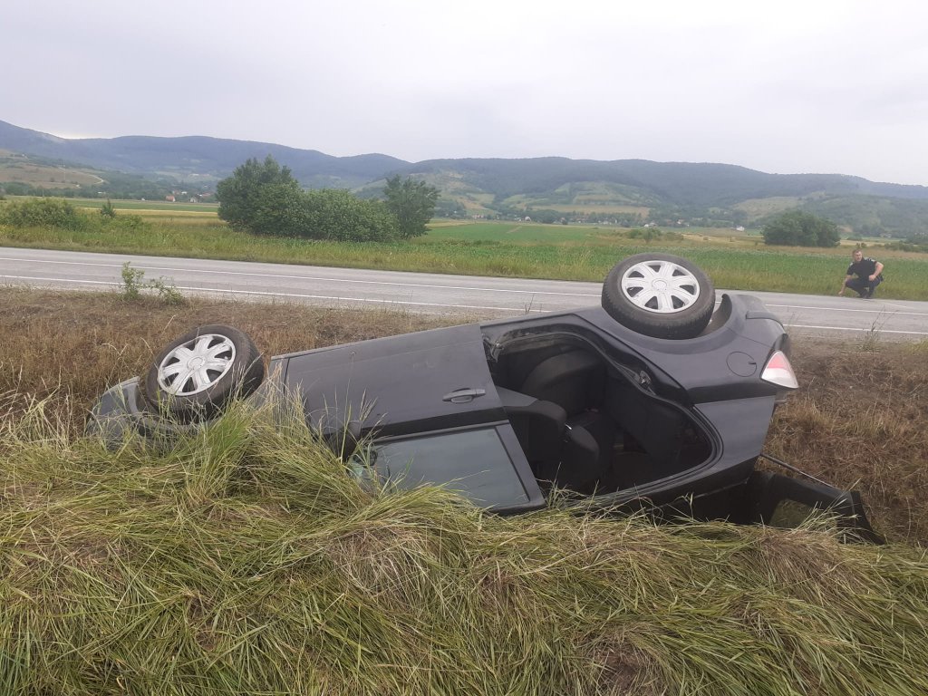 ACCIDENT în judeţul Cluj. Maşină cu roţile în sus, în şanţ şi victimă încarcerată