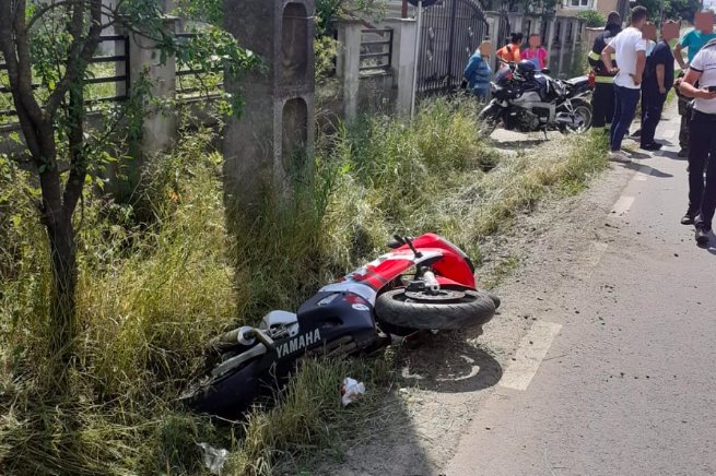 Accident grav la Cluj. Motociclistul, cu mai multe răni printre care un picior rupt, a fost dus la spital