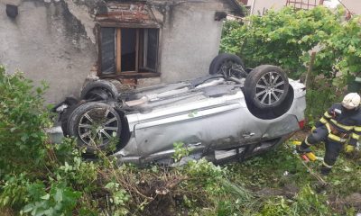 Accident într-o localitate din județul Cluj. O mașină s-a răsturnat, iar doi oameni primesc îngrijiri medicale