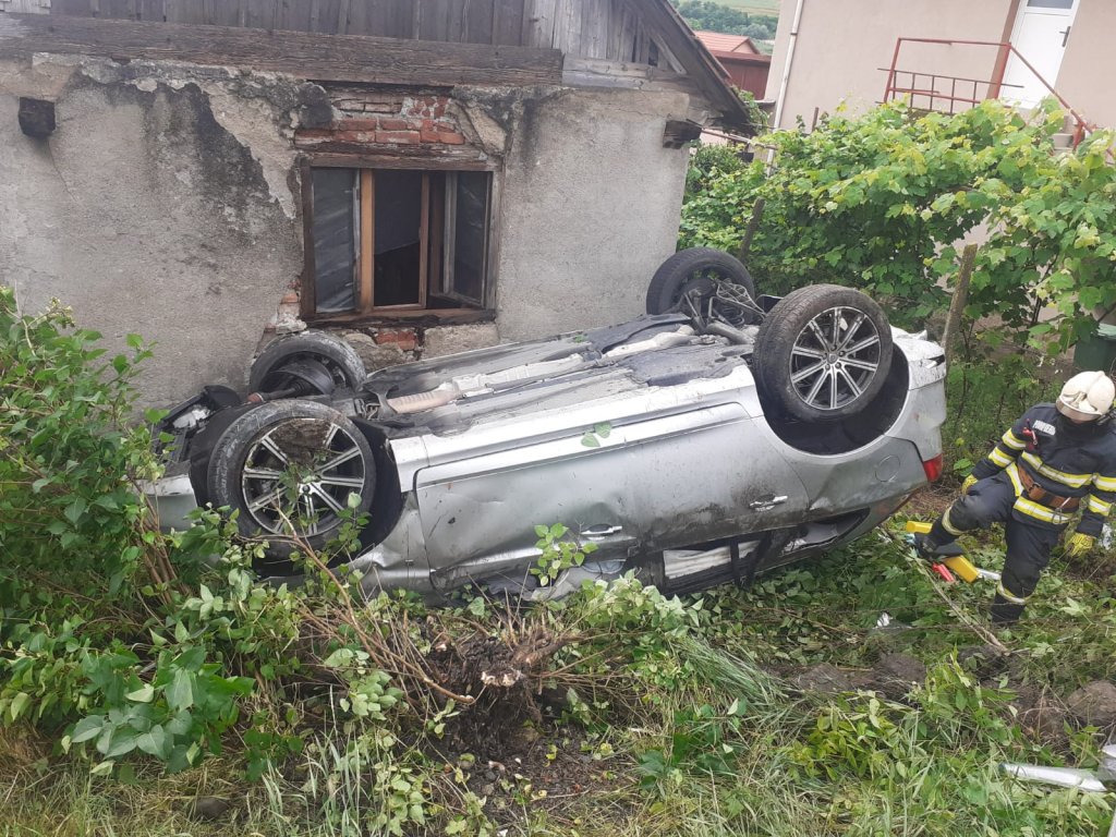 Accident într-o localitate din județul Cluj. O mașină s-a răsturnat, iar doi oameni primesc îngrijiri medicale