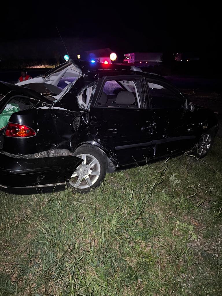 Accident pe Cluj-Oradea între o mașină și un TIR/ Tânăr încarcerat în auto, transportat în stare gravă la spital