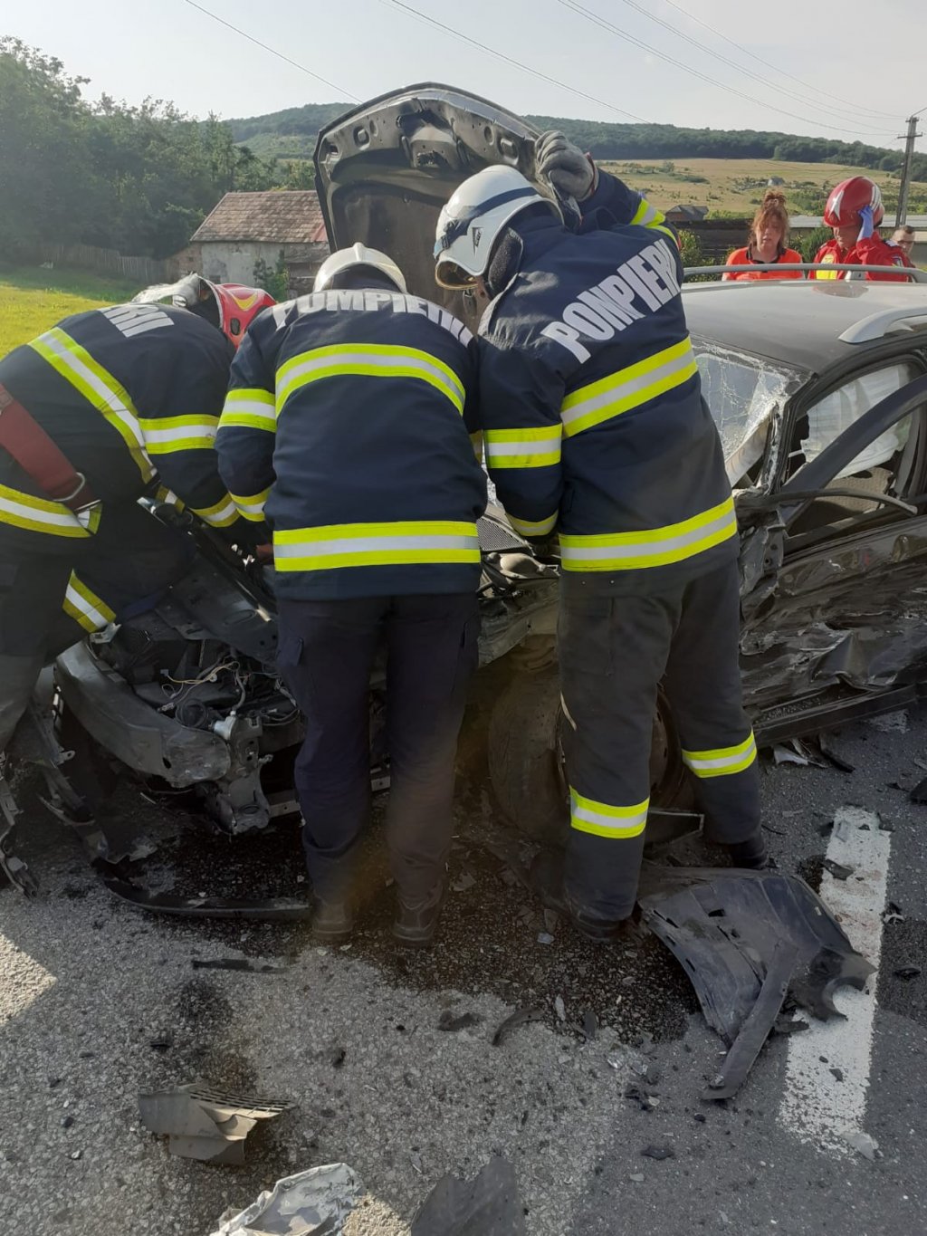 Accident pe un drum din Cluj. Una dintre mașini, înfiptă în parapet/ Un tânăr a ajuns la spital