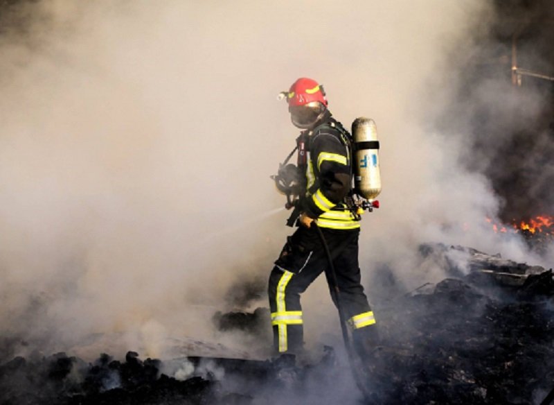 Bilanțul incendiului din Mărăști! 35 de persoane au fost evacuate, o mașină a fost distrusă și o persoană rănită