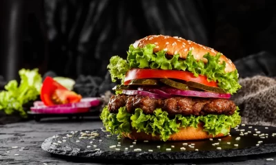 Cel mai scump burger din lume se vinde în Cluj Napoca. Cine îl cumpără trebuie să scoată peste 6.000 de EURO din buzunar