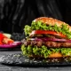 Cel mai scump burger din lume se vinde în Cluj Napoca. Cine îl cumpără trebuie să scoată peste 6.000 de EURO din buzunar