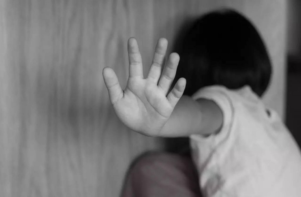 Copilă de 12 ani, violată la Câmpia Turzii. Agresorul a fost prins de polițiști