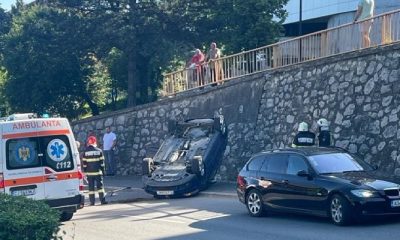 Cum a reușit? Mașină răsturnată pe Podul N din Cluj-Napoca