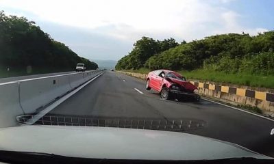 Daună totală! Accident rutier într-o localitate din Cluj / Autoturism intrat într-un parapet