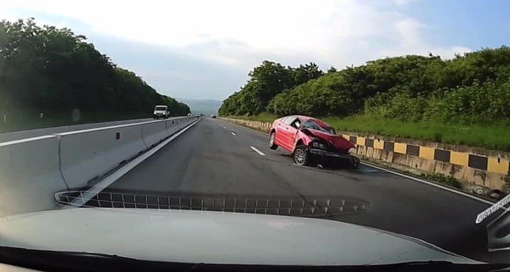 Daună totală! Accident rutier într-o localitate din Cluj / Autoturism intrat într-un parapet