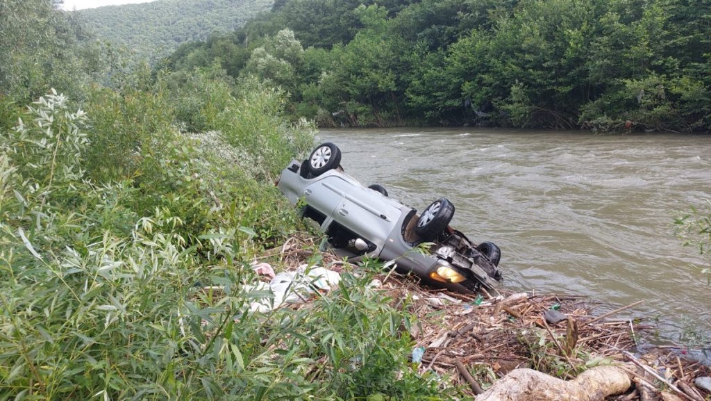 Detalii noi despre mașina scufundată în râului Arieș, în Cluj. Șoferul de 83 de ani a pierdut controlul volanului