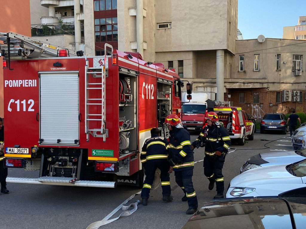 Incendiu la un bloc din Mănăștur! Un apartament a luat foc din cauza unei tigăi uitate pe foc! Un bărbat a fost găsit inconștient