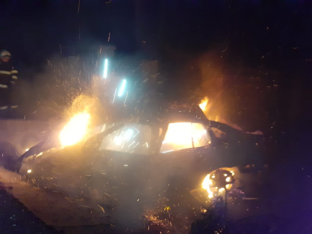 Mașină în flăcări în județul Cluj. O femeie a ajuns la spital