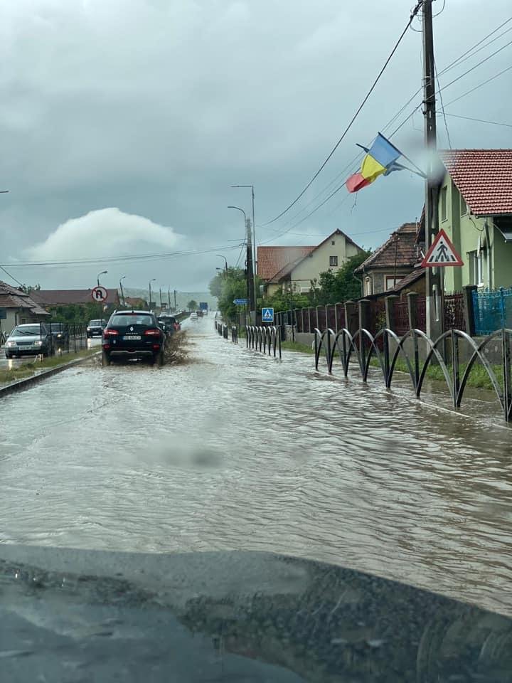 Mesaje Ro-Alert de ploi torențiale la Cluj. Mai multe locuințe au fost inundate