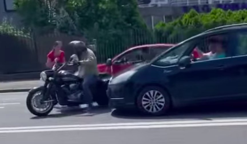 Scandal în plină stradă la Cluj. Un motociclist amenință șoferul unei mașini