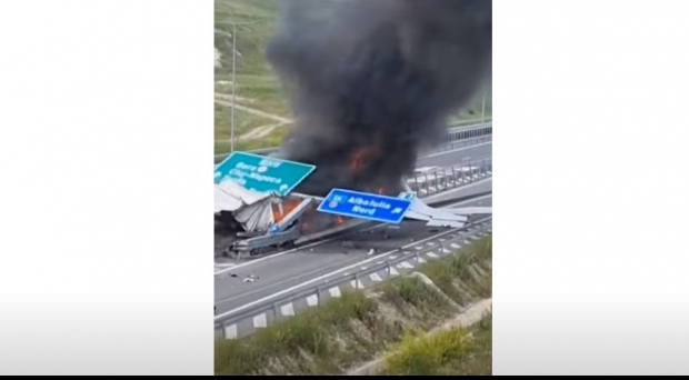 (Video) Un camion a explodat în mers pe A10 Sebeș-Turda. Mașina s-a oprit într-un parapet și a pus la pământ un indicator rutier