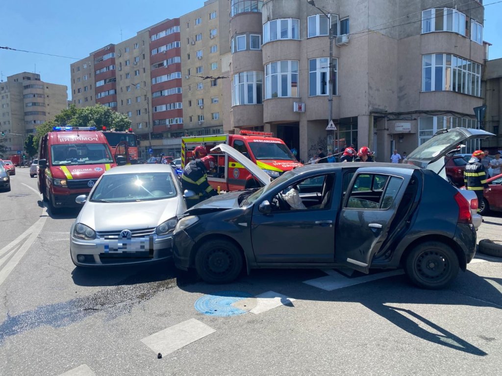 ACCIDENT cu trei mașini în Cluj-Napoca. Tânăr de 20 de ani, transportat la spital