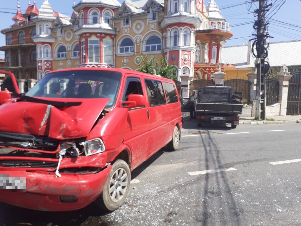 ACCIDENT în Cluj între o autoutilitară și un microbuz! Două persoane, transportate la spital