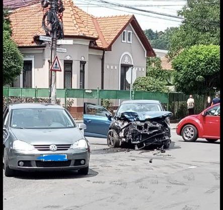 ACCIDENT în Grigorescu cu trei mașini! Trei persoane, evaluate de medici