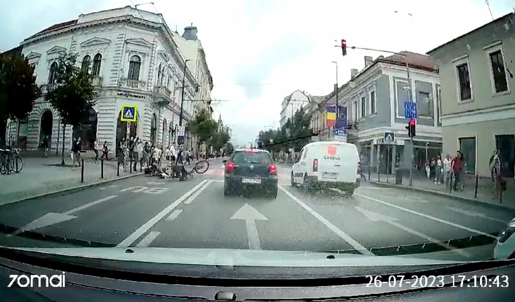 Biciclist din Cluj, ca la popice peste oameni, pe trecerea de pietoni. A secerat o femeie și 2 copii