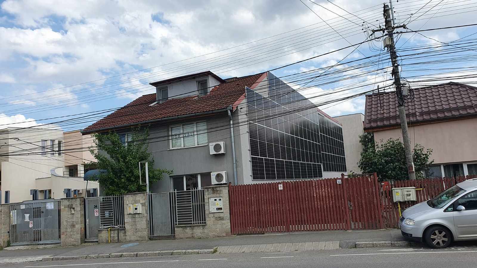 Casa din Cluj Napoca acoperită de panouri solare: „Am crezut că am văzut multe, dar nivelul unora este... inimaginabil. Nu am mai văzut panouri fotovoltaice care să tapeteze pereții” 1