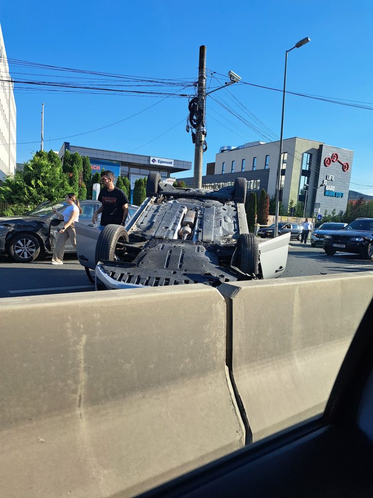 Cluj: Accident cu 4 mașini pe Calea Florești. Un autoturism s-a răsturnat