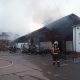 Cluj. Urmările incendiului de ieri: Un pompier a ajuns la spital, 5 autoturisme au fost distruse, 2 case afectate 1