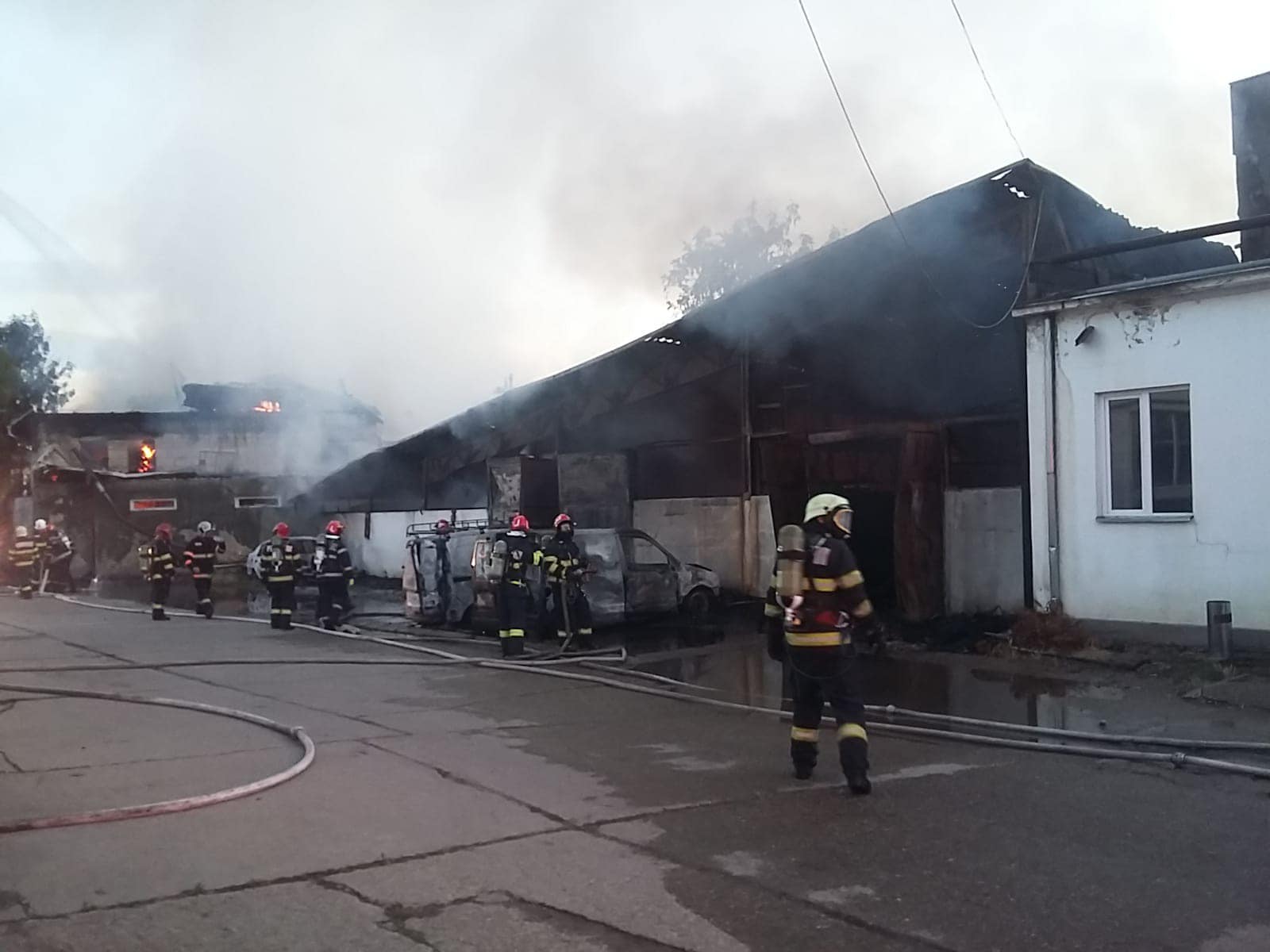 Cluj. Urmările incendiului de ieri: Un pompier a ajuns la spital, 5 autoturisme au fost distruse, 2 case afectate 1